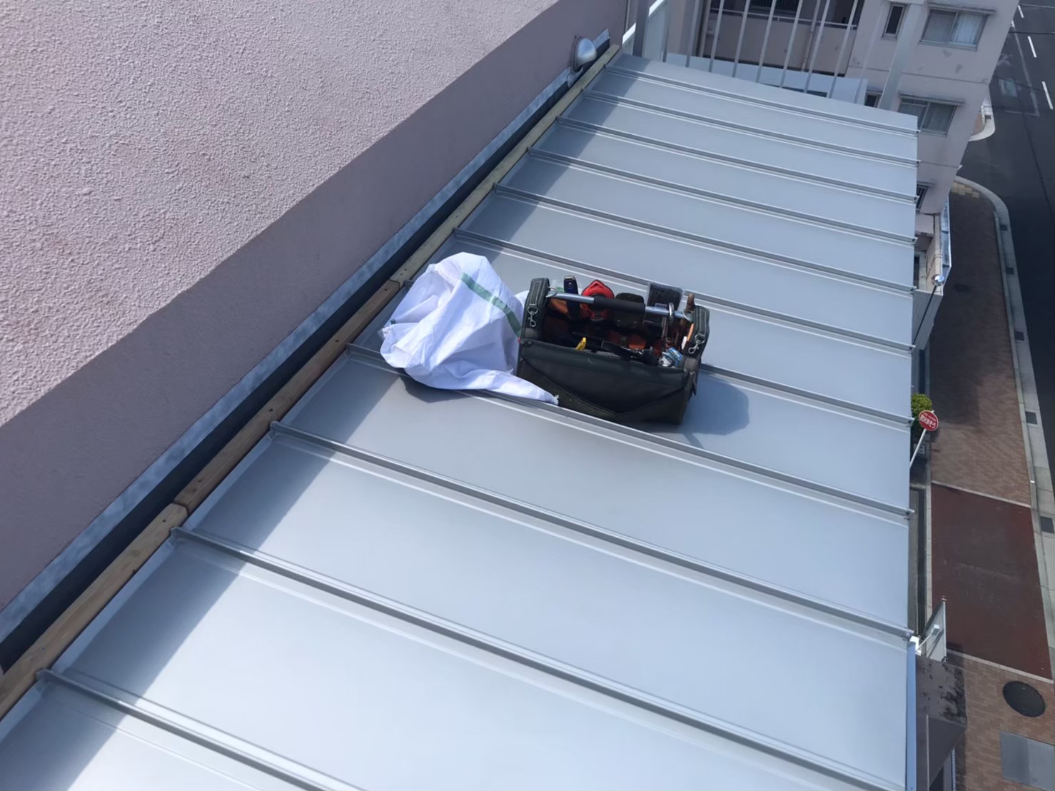 マンションの庇から雨漏り防水工事